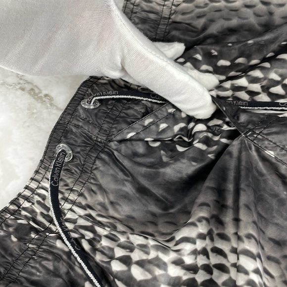 Swim Trunks, Calvin Klein, blk/get Bubble Sheen Pattern. Sz Med - Picture 10 of 12